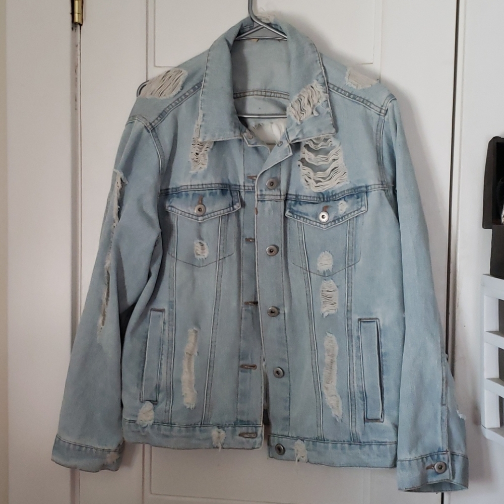 EVERYTHING ON SALE ❣️❣️BNWOT Light denim destructed jacket 💙